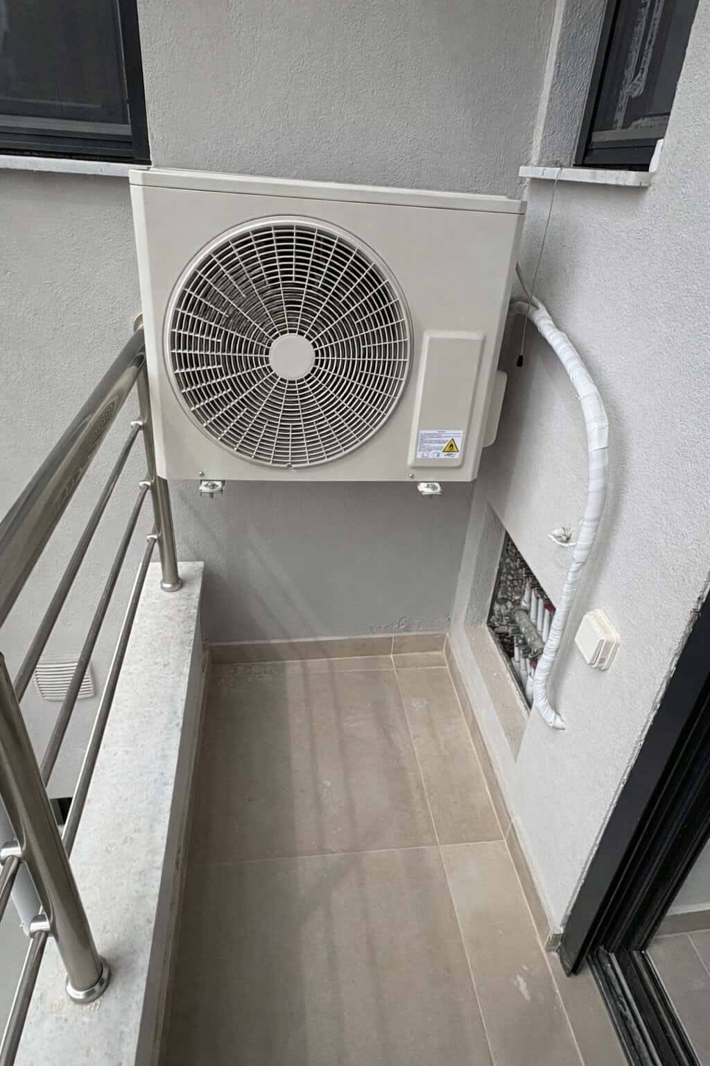 Εξωτερική μονάδα σε μπαλκόνι